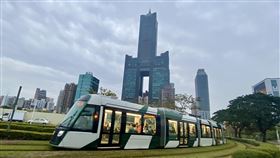 開放港澳來台自由行  高雄全力發展觀光（3）陸委會宣布，20日起開放港澳居民來台自由行。高雄市長陳其邁表示，高雄有豐富山海河港，將全力發展觀光，迎接港澳、東南亞等旅客到訪。圖為高雄輕軌行經高雄地標85大樓。中央社記者董俊志攝  112年2月14日