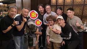 56歲九孔去年喜獲一女，當年節目戰友一同慶祝女兒滿週歲，妻女也首度曝光。（圖／翻攝自《王偉忠》粉專）