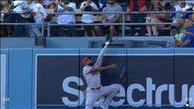 ▲艾戴爾（Jo Adell）接替「神鱒」守天使中外野，美技沒收全壘打。（圖／翻攝自MLB官網）