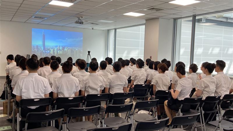 搶破頭！華航招募空服員「錄取率不到3%」