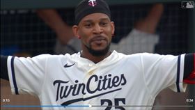 ▲雙城巴克斯頓（Byron Buxton）看見全壘打被沒收，只能雙手一攤。（圖／翻攝自MLB官網）