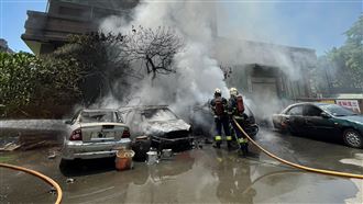 熱到起火？　汐止4報廢車露天自燃燒光光