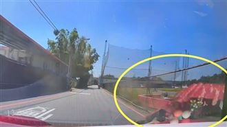 卡丁車衝出賽道撞保時捷　撞擊瞬間曝光