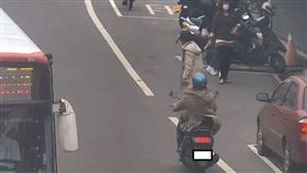 經分析行人死亡交通事故中，逾半數有違規穿越道路之情形。（圖／讀者提供）