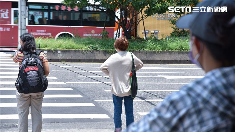 連3天熱到發紫　大台北狂飆37度