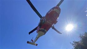 玉山國家公園內的南二段登山路線，有高山協作員不慎墜谷身亡，空勤直升機支援搜救，順利將遺體吊掛下山。（圖／翻攝畫面）