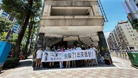 ▲20多位住戶重回中泰花園住宅大廈，盼建商能出面把房屋修復，還流離失所的住戶一個公道。（圖／記者簡浩正攝影）