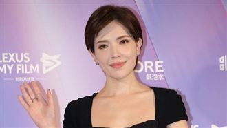 辣穿透視黑紗裙　許瑋甯內褲見客羞怕走光