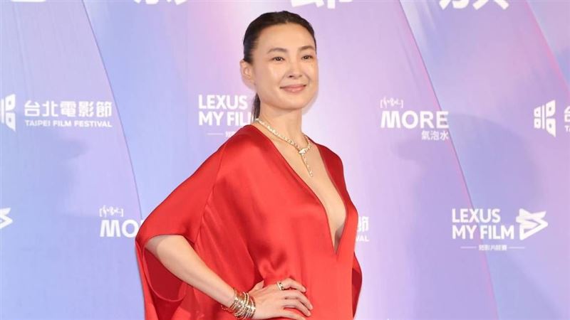 深Ｖ禮服轉身快走光　女星裸胸上下全開了