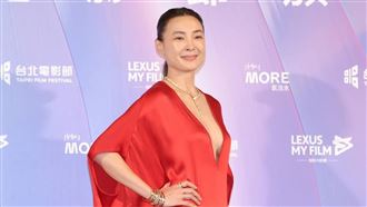 深Ｖ禮服轉身快走光　女星裸胸上下全開了