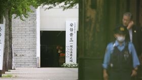 安倍晉三忌日週年  謝長廷邱義仁等到場追思日本前首相安倍晉三逝世一週年，日本執政黨自民黨與安倍家族8日在東京增上寺合辦法會，駐日代表謝長廷、台灣日本關係協會前會長、民進黨總統大選策略小組召集人邱義仁等人出席追思。中央社記者楊明珠東京攝  112年7月8日