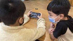 兒童玩3C(南投醫院提供)