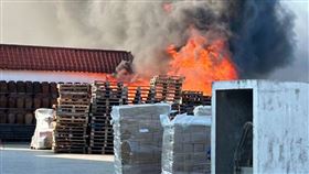 馬祖南竿酒廠大火。（圖／民眾提供）