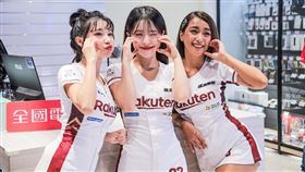 ▲李多慧﹙中﹚與阿布舞、筠熹共同擔任家電門市一日店長。（圖／全國電子提供）