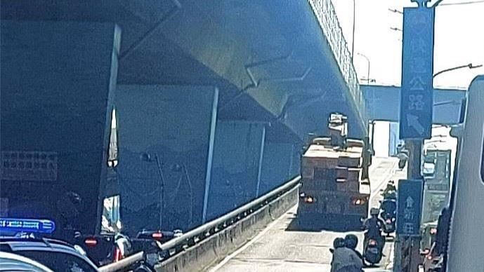 曳引車中山橋拋錨1.5小時　車流嚴重回堵