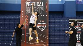 來自高雄師範大學的前鋒蔡鎮嶽一舉打破阿巴西紀錄，以327公分寫下聯盟新紀錄。（圖／T1聯盟提供）