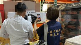 好市多「油漬摩佐羅拉乾酪」驗出致癌物，高雄市衛生局前往好市多稽查。（圖／高雄市衛生局提供）