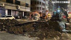 北市南京西路現天坑（圖／翻攝畫面）
