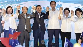 「厚友誼後援會」成立  侯友宜王金平出席（3）國民黨總統參選人侯友宜（左3）、前立法院長王金平（左2）與黨主席朱立倫（右3）5日出席「厚友誼立委後援會」成立大會，包含雲林縣長張麗善（左1）、台中市長盧秀燕（右2）、嘉義市長黃敏惠（右1）等也都到場力挺侯友宜，眾人高呼口號，營造團結氣勢。中央社記者張皓安攝  112年7月5日