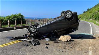 打個哈欠？！　男濱海公路自撞山壁翻車