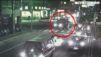 轎車違規左轉撞雙載機車！波及待轉區3車