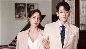 51歲米娜（左）和小17歲柳弼立結婚5年。（圖／翻攝IG）