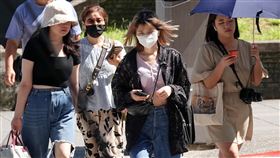 各地晴朗炎熱（1）中央氣象局指出，8日各地普遍晴朗炎熱，特別是台北盆地及花蓮縱谷內有可能出現局部攝氏38度的極端高溫，中午前後紫外線指數可達過量至危險級。圖為台北南港車站附近民眾頂著豔陽過馬路。中央社記者鄭傑文攝  112年7月8日