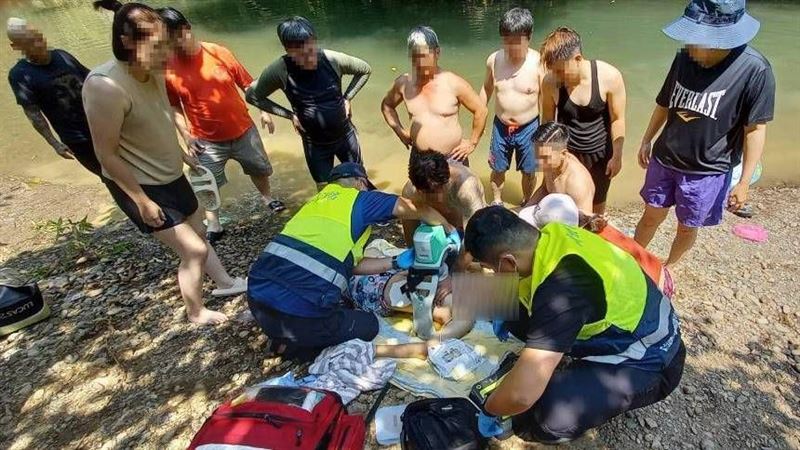15歲少年金瓜寮踩空溺水　送醫搶回一命