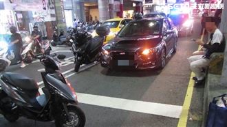 2車為禮讓撞一團！闖紅燈的行人裝死走了