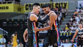 ▲林書豪回到多倫多參加慈善活動，和好萊塢電影《尚氣》男主角劉思慕及前隊友悟空（Gokul Natesan）一起打球。（資料圖／翻攝自悟空IG）