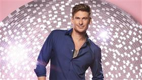 英國男團Blue成員黎萊恩被推下樓梯受傷。（圖/翻攝IG）