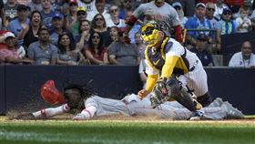 ▲Elly De La Cruz單一打席連盜3個壘包，對方投手3球內就從一壘盜回本壘。（圖／美聯社／達志影像）