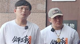 黃國昌館長赴民進黨遞遊行邀請函前立委黃國昌（後左起）、「館長」陳之漢3日赴民進黨中央，遞交716公平正義救台灣遊行邀請函，民進黨副祕書長楊懿珊代表接下邀請函。中央社記者葉素萍攝  112年7月3日