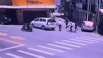 台東爆隨機砍人　4猛漢聯手壓制畫面曝光