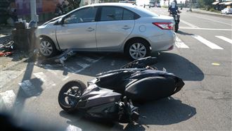 女開車闖紅燈撞2機車　騎士噴飛畫面曝光