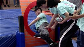 胡瓜當場倒地。（圖／民視提供）