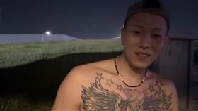 瘦子演出被噴濕，只好脫衣服。（圖／翻攝自IG）