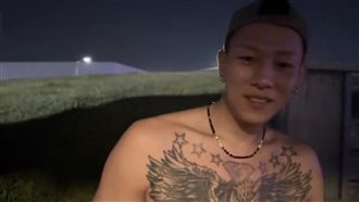 瘦子全脫了！辣秀胸腹肌拿水槍狂噴粉絲