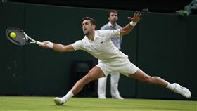 溫網16強賽喬科維奇兩盤領先胡爾卡奇　因宵禁叫停（圖／美聯社／達志影像）