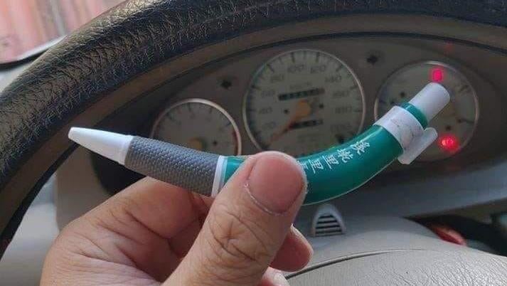 高溫原子筆也受不了！他曬綠殼遭烤成香蕉