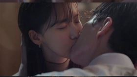 李俊昊和潤娥在《歡迎來到王之國》第８集中激吻。（圖／翻攝JTBC）