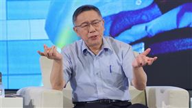 柯文哲應邀參與網路直播節目（2）台灣民眾黨主席柯文哲9日晚間應邀到台北大直典華出席網路直播談話節目「董事長開講」粉絲見面會台北站，現場回應民眾提問。中央社記者裴禛攝  112年7月9日