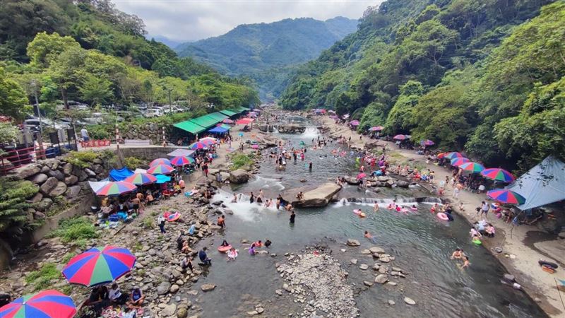 三峽大豹溪湧上千遊客　單日5起險溺水