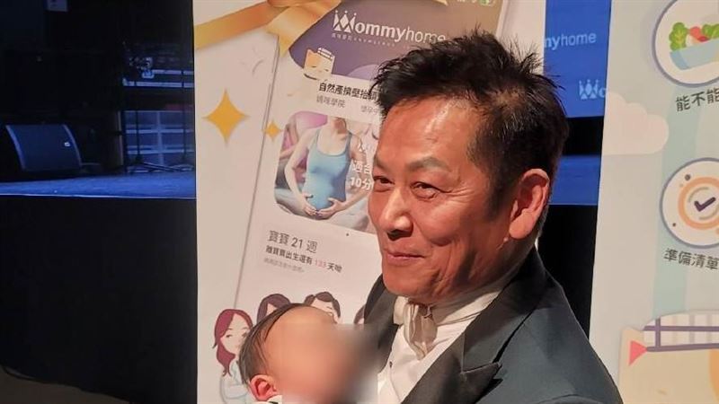 好可愛！徐乃麟笑呵呵　帶孫子飛出國