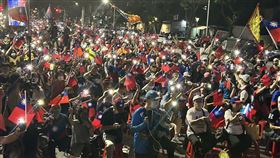 韓粉籲國民黨列韓國瑜入總統初選民調（1）「韓粉」陳清茂22日晚間在高雄岡山舉辦「捍衛中華民國，支持韓國瑜列入民調」造勢活動，要求國民黨中央將前市長韓國瑜納入總統初選內參民調，現場主持人高喊人數已達5000人，場面盛大。（讀者提供）中央社記者洪學廣傳真 112年4月22日