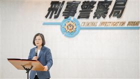 蔡英文視察內政部警政署刑事警察局打詐工作執行情形（圖／總統府提供）