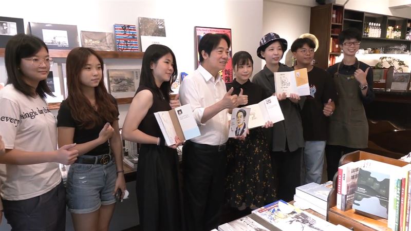 推台灣漫畫遇兄弟迷　賴清德笑了：要打架