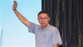 柯文哲出席網路直播節目　與觀眾互動（1）台灣民眾黨主席柯文哲9日晚間在大直典華出席網路直播節目「董事長開講」見面會，向台下觀眾揮手致意。中央社記者裴禛攝　112年7月9日