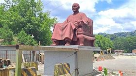 雕塑公園中所有雕塑像都在現地重新保養修復，完成後將重新排列展示，並非拆除。（圖／翻攝自臉書）