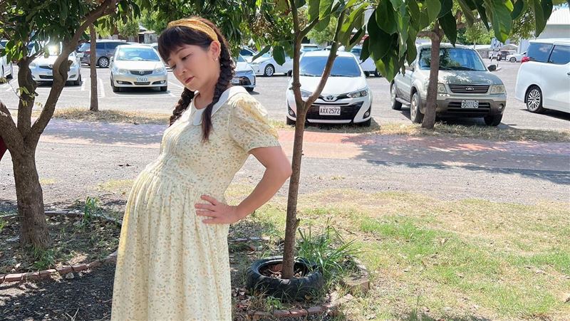 54歲女星突喊：我懷孕了　孕肚照曝網暴動